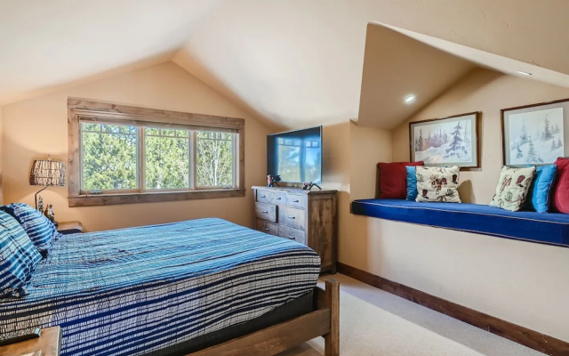 photo 4 of Marksberry Lodge 4 Bedroom Home by RedAwning