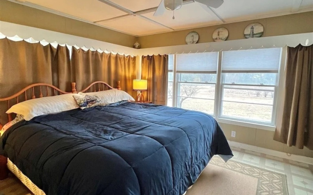 photo 3 of Mary's Lakeview - Limit 10 4 Bedroom Home by RedAwning