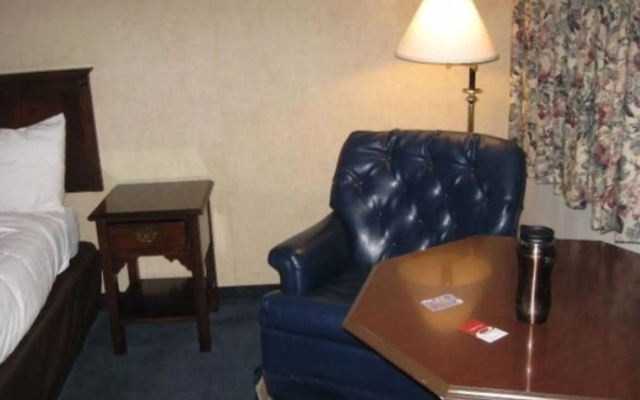 photo 4 of Econo Lodge Inn & Suites Central