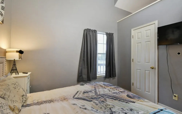 photo 4 of Memory Maker Condo - Great Location - Updated - Walk to Restaurant and Store!