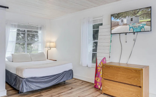 photo 3 of Merry Macaw Rp203b 1 Bedroom Duplex by RedAwning
