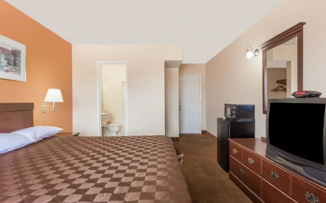 photo 3 of Travelodge by Wyndham Mesa