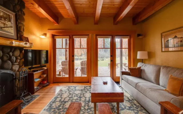 photo 2 of Metolius Cabin 1