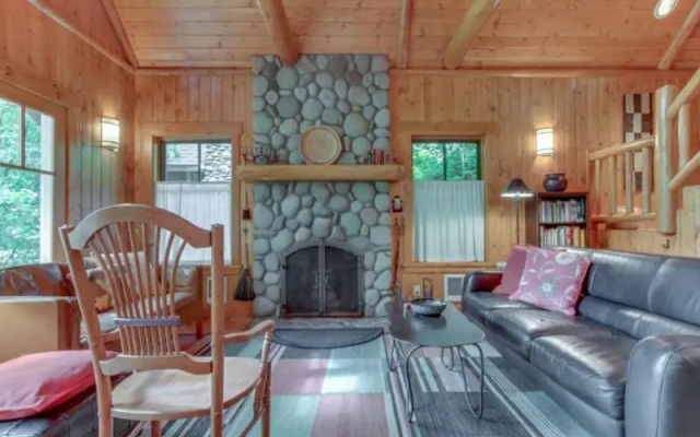 photo 2 of Metolius Cabin 6