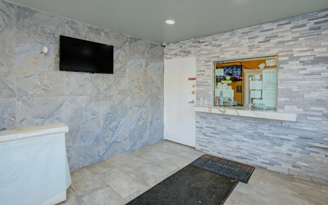 photo 2 of Miami Inn & Suites