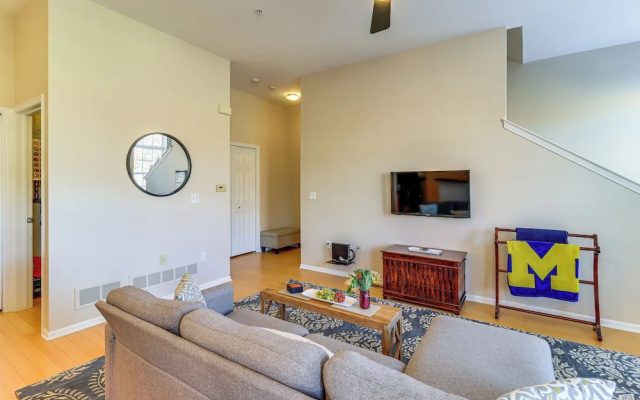 photo 2 of 25 Mi to Detroit: Townhome w/ Smart TV!