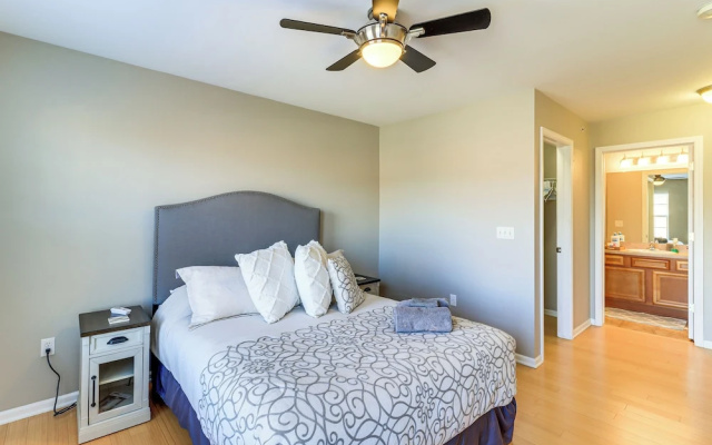 photo 3 of 25 Mi to Detroit: Townhome w/ Smart TV!