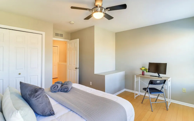 photo 4 of 25 Mi to Detroit: Townhome w/ Smart TV!