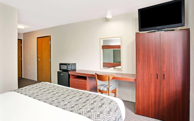 photo 3 of Microtel Inn & Suites by Wyndham Roseville/Detroit Area