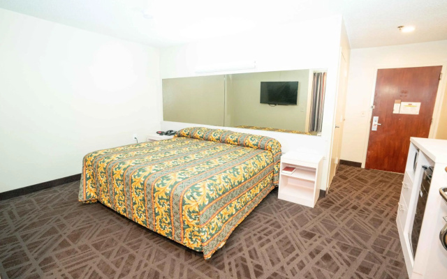 photo 4 of Red Roof Inn & Suites Euless - DFW Airport Southwest