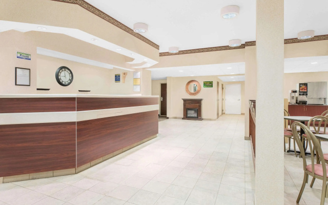 photo 2 of Microtel Inn & Suites by Wyndham Hamburg