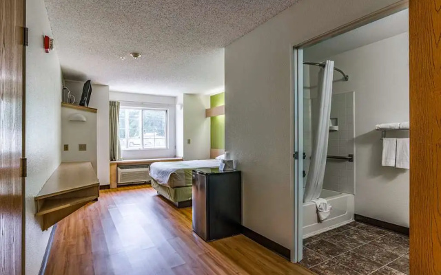 photo 3 of Motel 6 Charlotte - University
