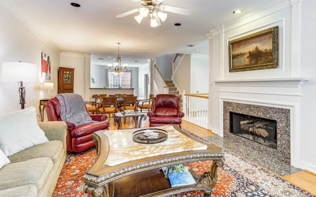 photo 2 of Midtown Houston Abode: 8 Blocks to Downtown!