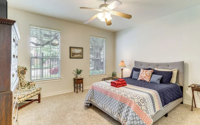 photo 5 of Midtown Houston Abode: 8 Blocks to Downtown!