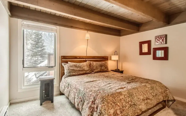 photo 4 of Spacious Mill Run 3 Townhouse Close to City Attractions by RedAwning