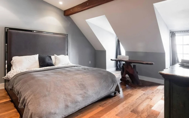 photo 3 of Million-dollar Celebrity Mansion in Old City