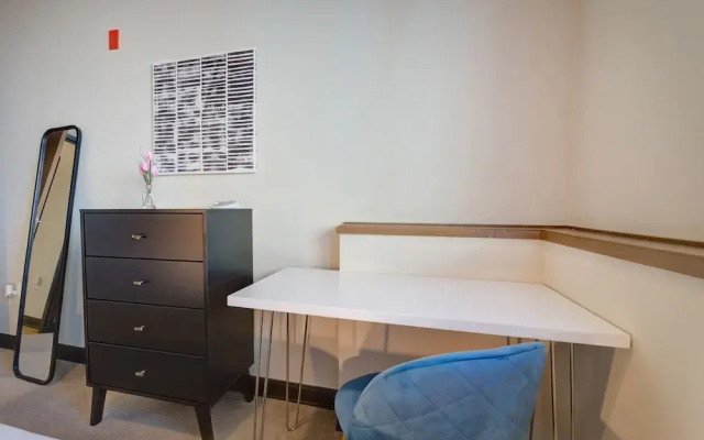 photo 2 of Milwaukee Adorable 1BD 1BA Downtown Apartment