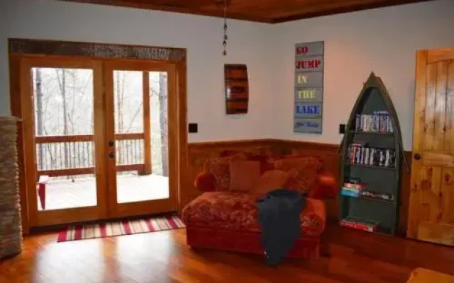 photo 2 of Miss Celies Cabin