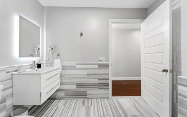photo 2 of Modern 1 Bedroom Next Door to PPG Arena