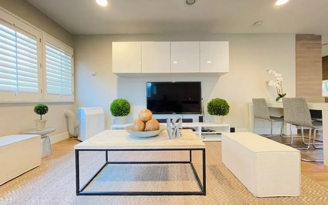 photo 3 of Modern 1Bd Famous  Venice 10B