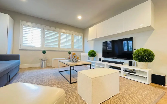 photo 4 of Modern 1Bd Famous  Venice 10B