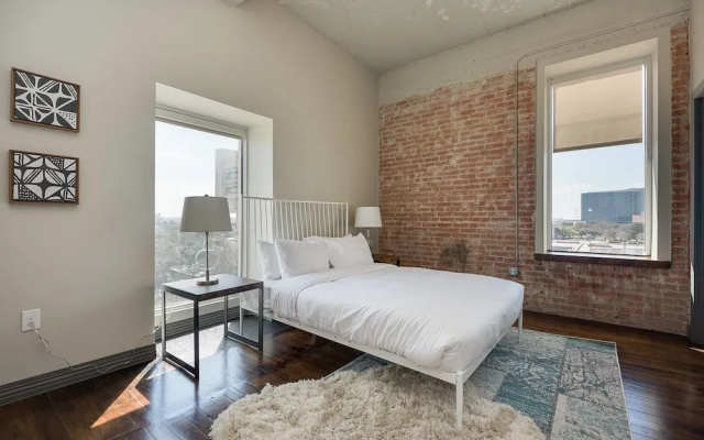 photo 2 of Modern 1bd in the Core of Downtown