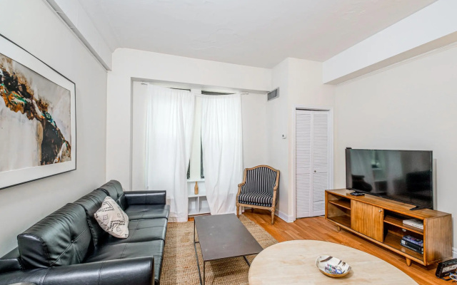 photo 3 of Modern 1BR + Train | Theatre District | Evonify