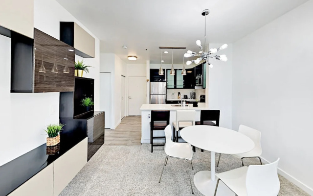 photo 2 of Modern 1br W/ Pool, Spa & Rooftop Deck 1 Bedroom Condo