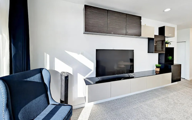 photo 3 of Modern 1br W/ Pool, Spa & Rooftop Deck 1 Bedroom Condo