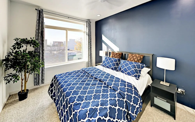 photo 5 of Modern 1br W/ Pool, Spa & Rooftop Deck 1 Bedroom Condo