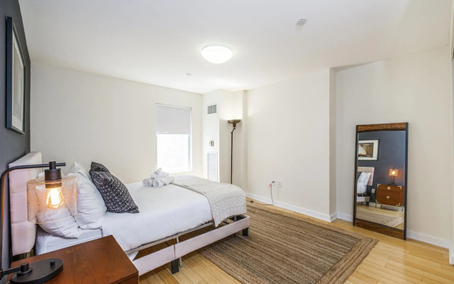 photo 2 of Modern 2BR + 100 Walkscore | Theatre District | Evonify