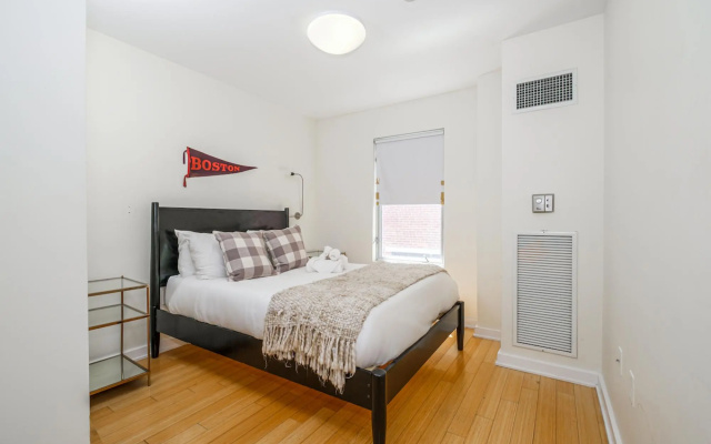 photo 3 of Modern 2BR + 100 Walkscore | Theatre District | Evonify