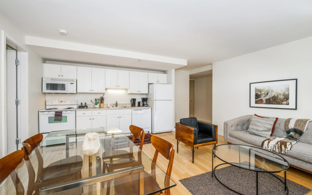 photo 4 of Modern 2BR + 100 Walkscore | Theatre District | Evonify
