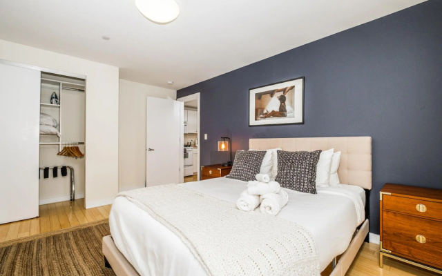 photo 5 of Modern 2BR + 100 Walkscore | Theatre District | Evonify