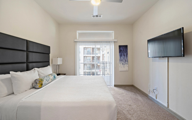 photo 5 of Modern 2BR Apartment – Downtown With Gym, Pool, Parking and Good Wifi!