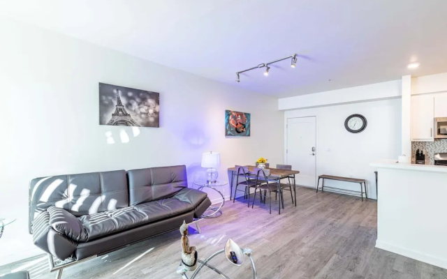 photo 5 of Modern 2br Apartment On Gordon St Hollywood 2 Bedroom Apts by RedAwning