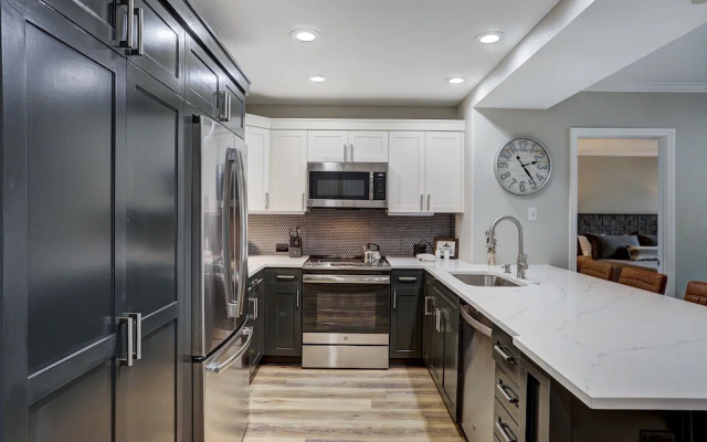 photo 2 of Modern 2br + Den At St James- Sleeps 10! 2 Bedroom Condo