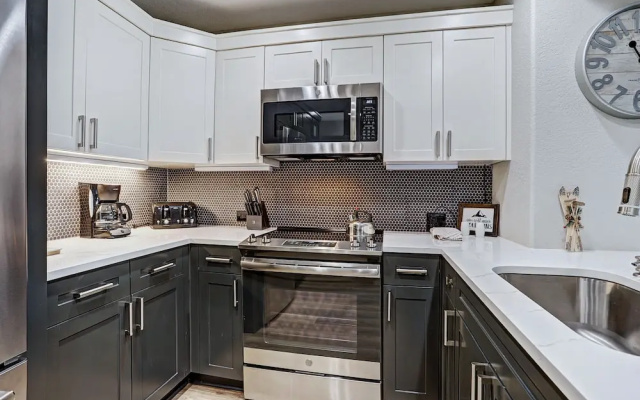 photo 3 of Modern 2br + Den At St James- Sleeps 10! 2 Bedroom Condo