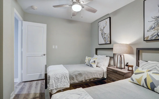 photo 4 of Modern 2br + Den At St James- Sleeps 10! 2 Bedroom Condo