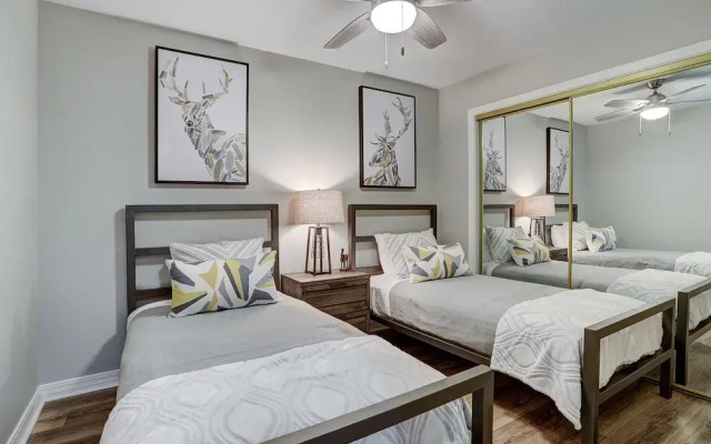 photo 5 of Modern 2br + Den At St James- Sleeps 10! 2 Bedroom Condo