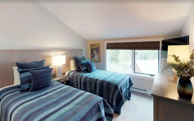 photo 2 of Modern 3 Bedroom Luxury Rental in Cascade Village With Shuttle to Vail Village and Lionshead
