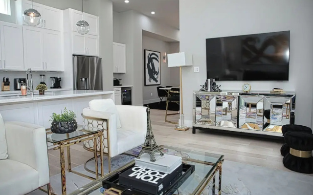 photo 2 of Modern 3bd Dtwn HTX Rooftop Early Check