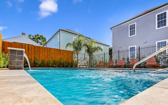 photo 2 of Modern 3BR Condo With Pool