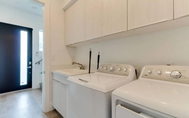 photo 3 of Modern 4 bedroom with rooftop #3