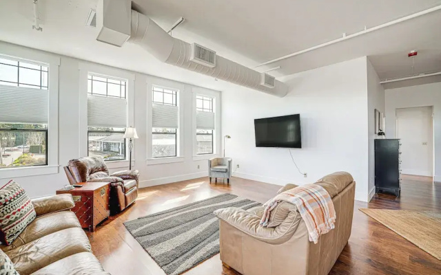 photo 2 of Modern Blaine Condo Rental < 1 Mi to Boat Harbor!