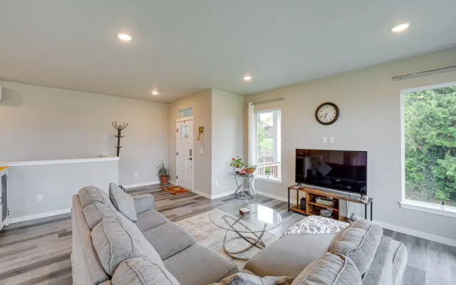 photo 2 of Modern Blaine Vacation Rental, 33 Mi to Vancouver!