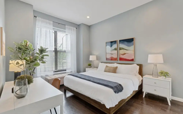 photo 2 of Modern Condo Oasis In The Heart Of Chicago 4 Bedroom Home by RedAwning