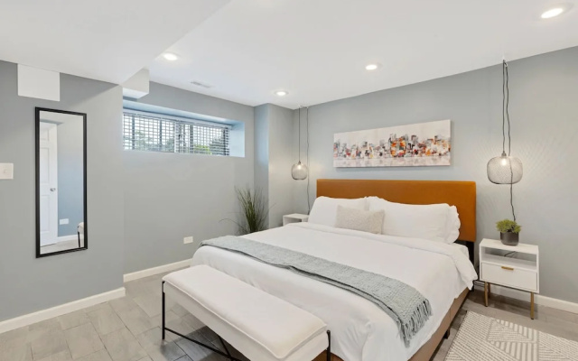 photo 3 of Modern Condo Oasis In The Heart Of Chicago 4 Bedroom Home by RedAwning