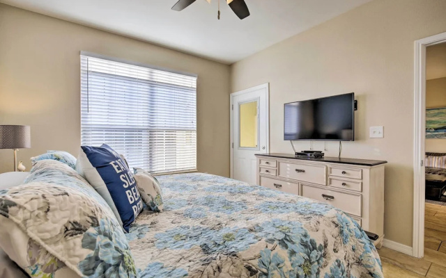 photo 5 of Modern Condo w/ Pool: 4 Mi to Clearwater Beach!