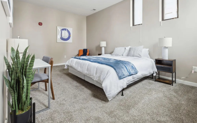 photo 2 of Modern Downtown Apartment